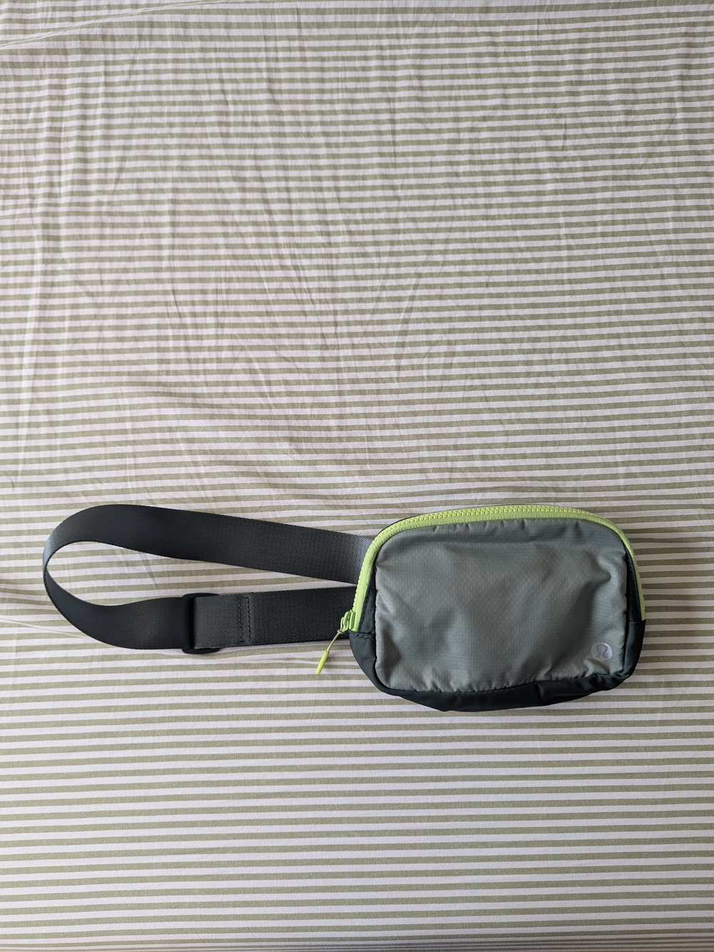 Lululemon everywhere belt bag 1L, green